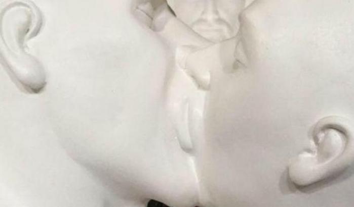 Statua con un bacio gay in chiesa: il parroco la deve spostare dopo le polemiche