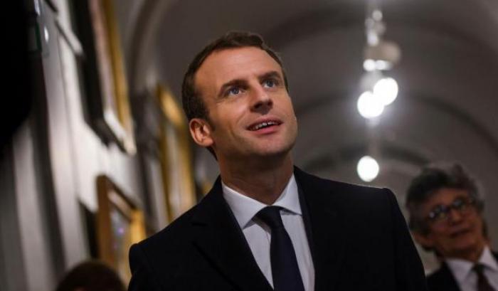 "Fatti inaccettabili": dopo giorni di silenzio Macron parla del collaboratore-picchiatore