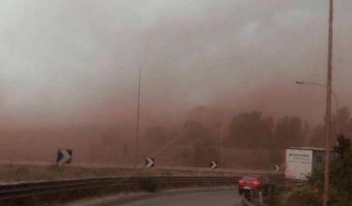 Taranto, il forte vento solleva le polveri dellʼIlva: nube rossa sulla città