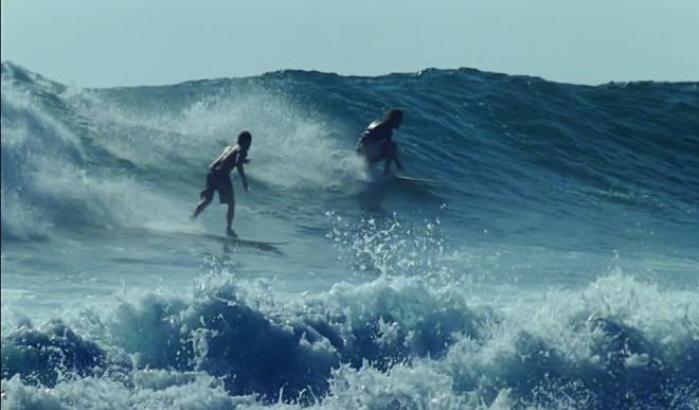 Un surfista 12enne salva la vita a un turista che rischia di annegare