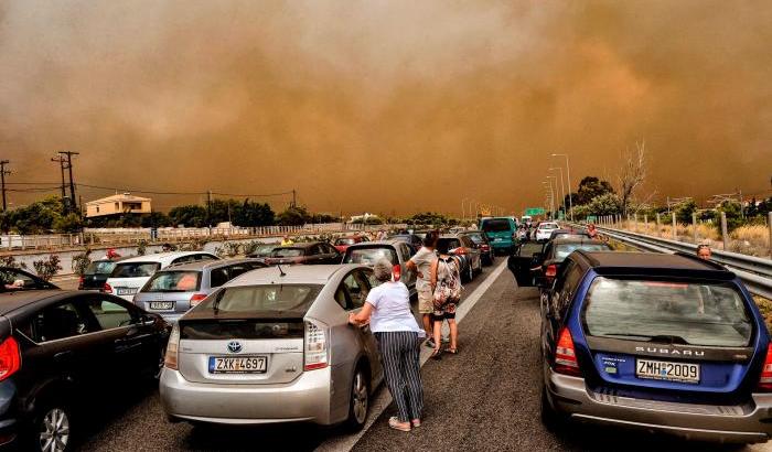 La Grecia brucia: tra i 74  morti molti bimbi. 100 feriti, il Paese in ginocchio