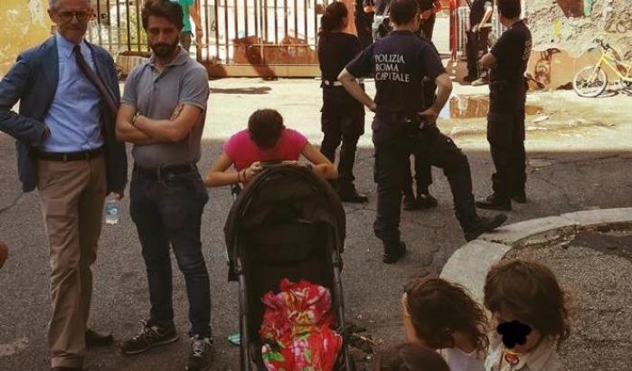 Vergogna Raggi, per far contento Salvini mette in strada bambini, donne incinte e disabili