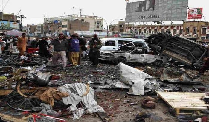 Pakistan, sangue sulle elezioni: attacco suicida davanti a un seggio, 31 morti