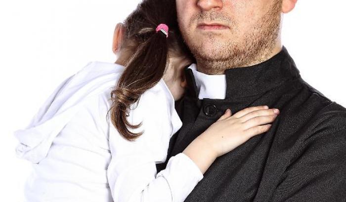 Abusi su bimba di 10 anni, il vecchio prete senza vergogna: prendeva lei l'iniziativa