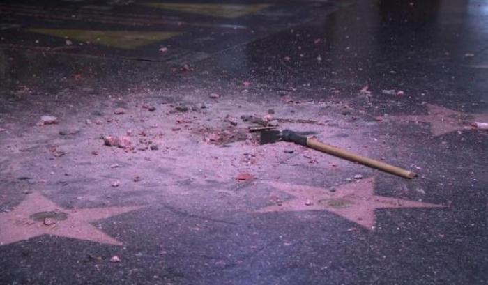 Un uomo ha preso a picconate la stella di Trump sulla Walk of Fame di Hollywood