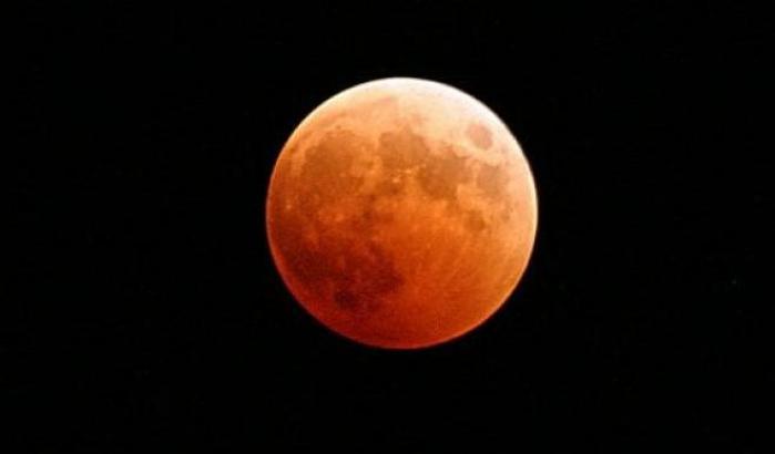 Occhi al cielo: arriva l'eclissi di Luna più lunga del secolo