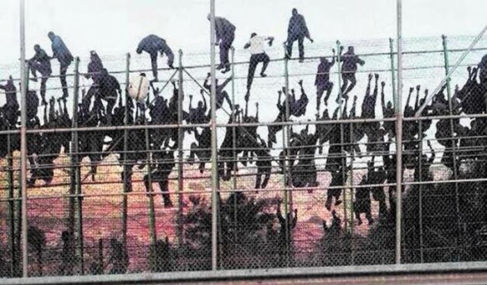 Spagna, 400 migranti assaltano il muro di Ceuta: scontri e feriti