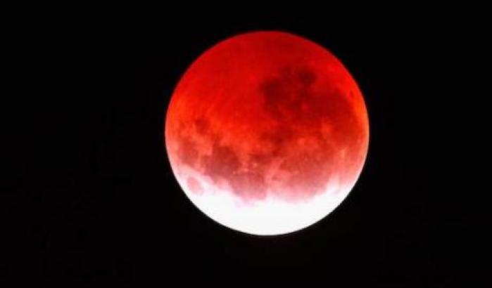 In arrivo l'eclissi totale più lunga del secolo: 103 minuti di Luna rossa