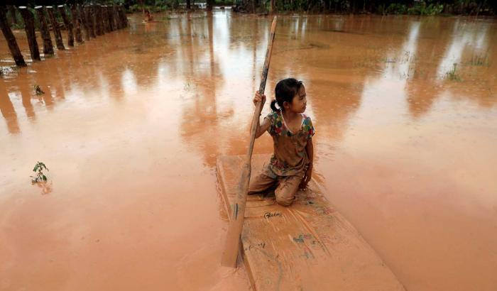 Un fiume di fango, morte e rovina: l'inferno del Laos dopo il crollo della diga