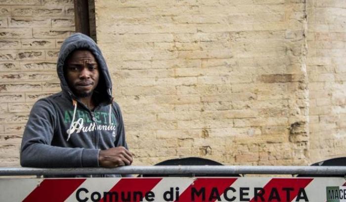 Pistoleri d'Italia: da Macerata a Vicenza l'escalation del tiro a segno al migrante