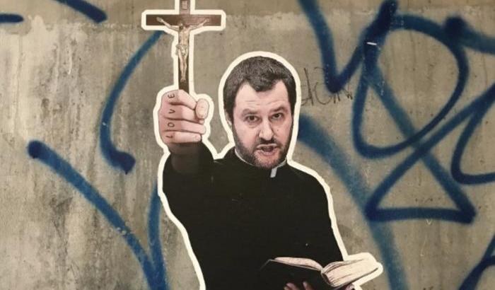 Salvini con tonaca e crocefisso: il 'Vade retro' diventa un murale