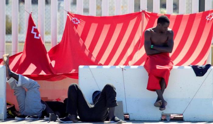 La Guardia costiera spagnola soccorre 123 migranti a largo di Gibilterra