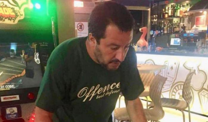 Salvini e i messaggi subliminali alle destre nazi: al flipper con la maglietta "Offence is the best defence"