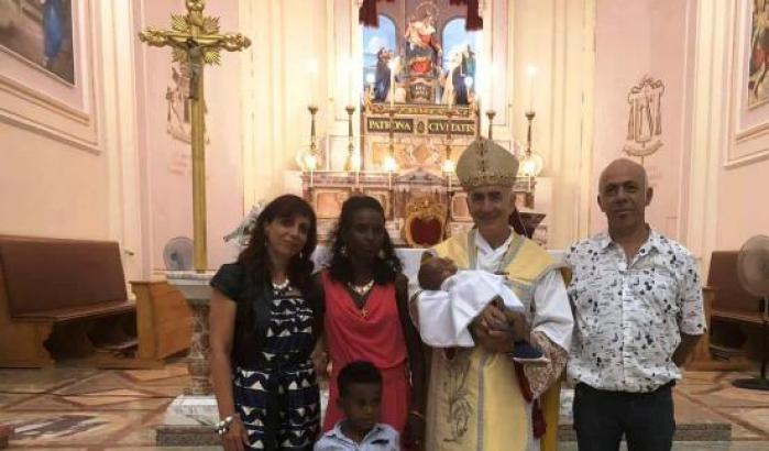 Il vescovo di Noto battezza un piccolo migrante salvato dalla Gdf italiana