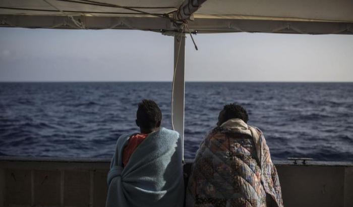 Sarost 5, dopo 22 giorni alla deriva la nave dei migranti attracca in Tunisia