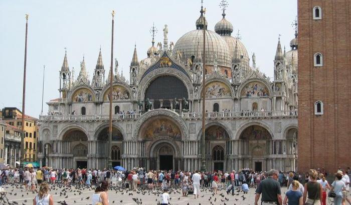 Scavi nella basilica di San Marco: ritrovati due scheletri millenari