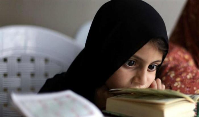 Botte e minacce alla figlia 12enne perché non rispettava i precetti dell'Islam