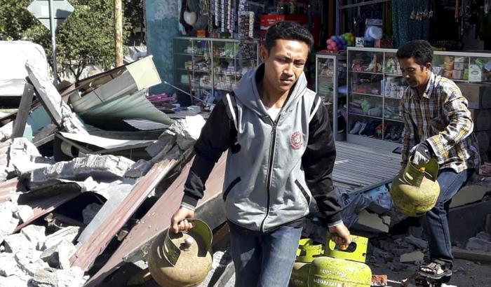 La terra trema in Indonesia: edifici crollati, oltre 140 morti e centinaia di feriti