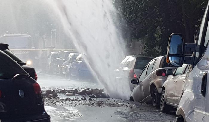 Roma a pezzi: si rompe tubatura, getto d'acqua 10 metri in strada