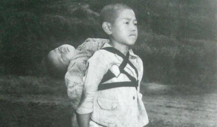 Hiroshima e Nagasaki in una foto: il bimbo con il fratellino morto sulla schiena