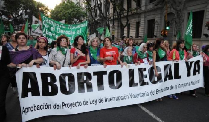 Le donne in piazza in Argentina per la legge sull'aborto bocciata dal Senato