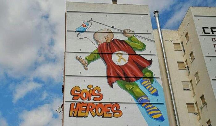 A Valencia spunta un murale per i bambini malati di cancro: "Tu sei un eroe"