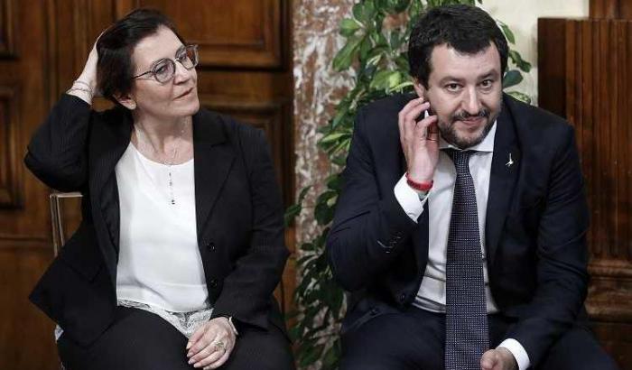 Salvini: "Torniamo al servizio militare". Ministra Trenta: "Solo un'idea romantica"