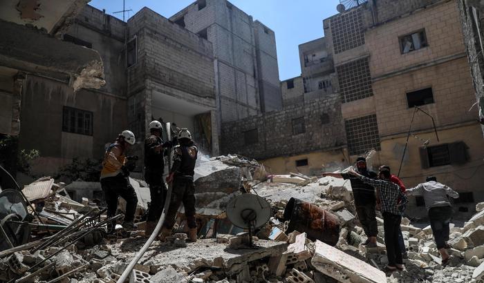 In Siria continua la carneficina, esplode un deposito di armi: 12 bimbi tra i 39 morti