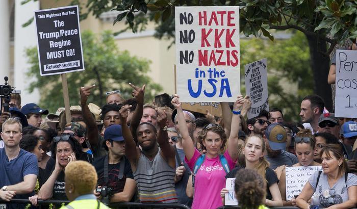Anniversario del corteo neonazista a Charlottesville, a Washington tafferugli tra antifascisti e polizia