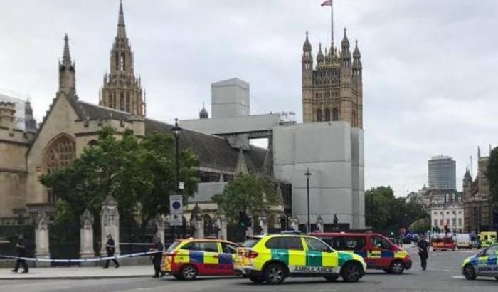 Terrore a Londra: un'auto si lancia contro le barriere del Parlamento, feriti alcuni passanti