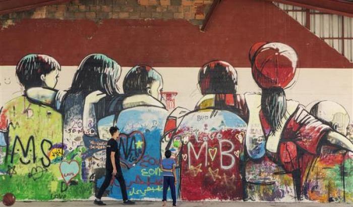 In Grecia piccoli rifugiati disegnano un murale per la pace e l'unità
