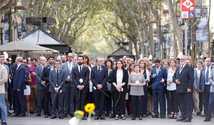 Barcellona si ferma un anno dopo l'attentato: c'è anche re Felipe, contestato da uno striscione