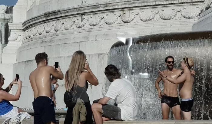 Si fanno il bagno e si denudano ai piedi del Campidoglio: altra offesa a Roma