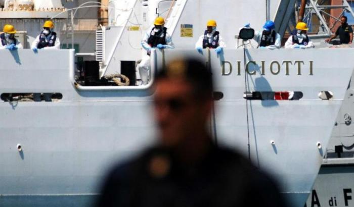 Il governo forte contro i deboli: i migranti prigionieri dentro nave Diciotti