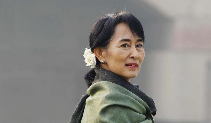 Aung San Suu Kyi in aula per la prima volta dal colpo di stato dell'esercito