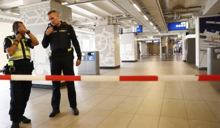 Amsterdam, accoltella due persone alla stazione: ferito e fermato dalla polizia