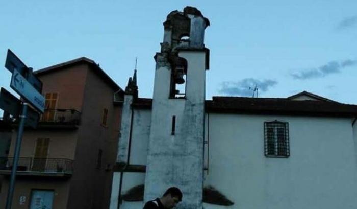 L'Italia a pezzi: crolla per un fulmine il campanile di Beverino