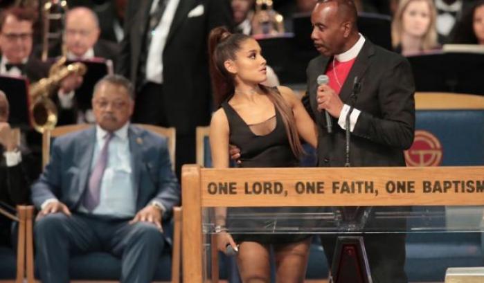 La abbraccia toccandole il seno: il pastore chiede scusa ad Ariana Grande