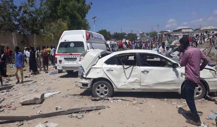 Kamikaze fa esplodere un'autobomba a Mogadiscio: morti 3 soldati