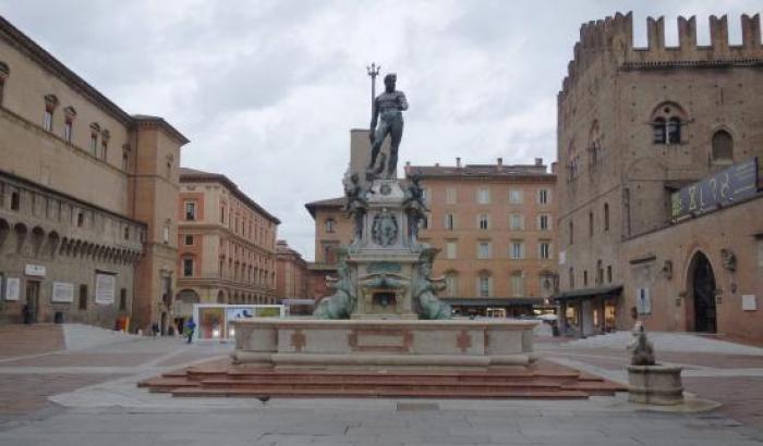 Nudo nella fontana del Nettuno a Bologna, multato un turista spagnolo