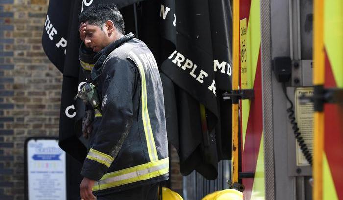 Tragedia sfiorata a Londra: incendio in una scuola elementare