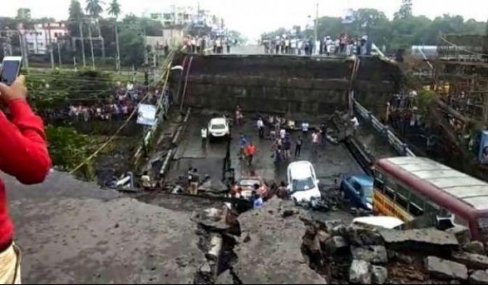 Crolla come a Genova un ponte a Calcutta, morti e feriti