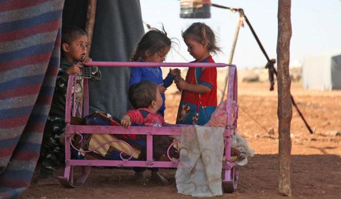 I bambini di Idlib giocano aspettando le bombe, la fame e la paura