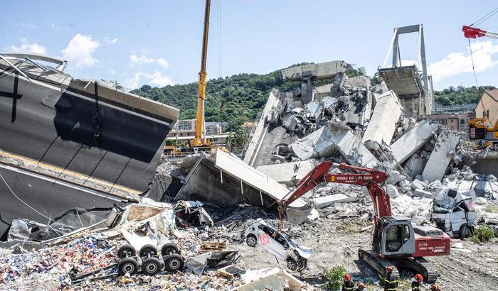 Crollo del ponte Morandi, tra gli indagati l'Ad di Autostrade Castellucci, Brencich e Servetto