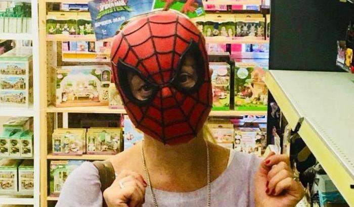 La SpiderMeloni scatena l'ironia del web: "hai scelto il supereroe che passa più tempo a testa in giù"