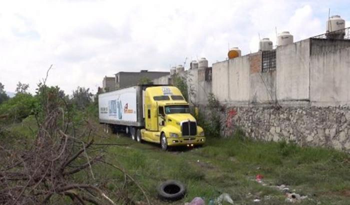 La macabra parata della morte in Messico: un autocarro con 100 cadaveri sulla strada