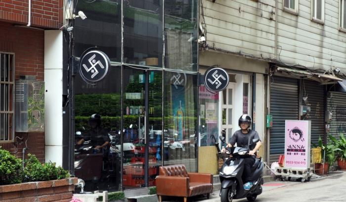 Taiwan, il barbiere con le svastiche suscita l'ira dei turisti tedeschi