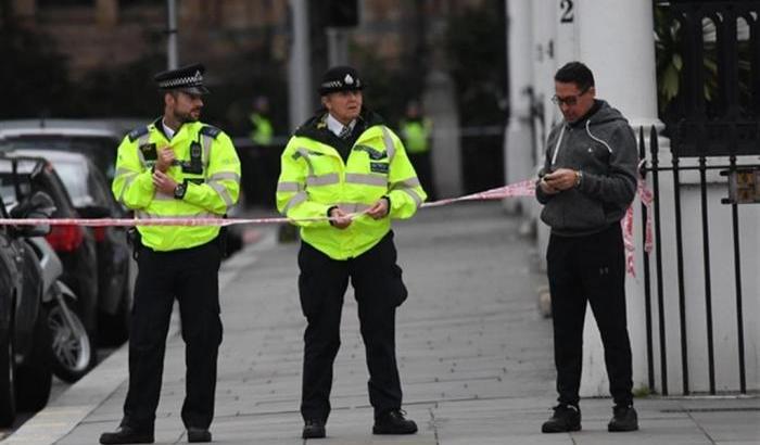 Londra, auto investe fedeli davanti alla moschea dopo una lite: tre feriti