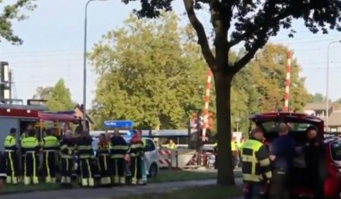 Olanda, treno travolge una cargo-bike al passaggio a livello: morti quattro bambini