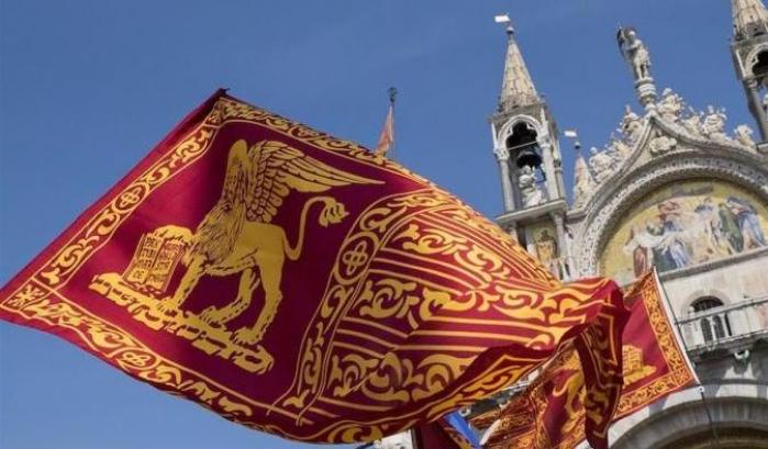 La folle proposta veneta da 50mila euro l'anno: regalare a tutti i neonati la bandiera di San Marco